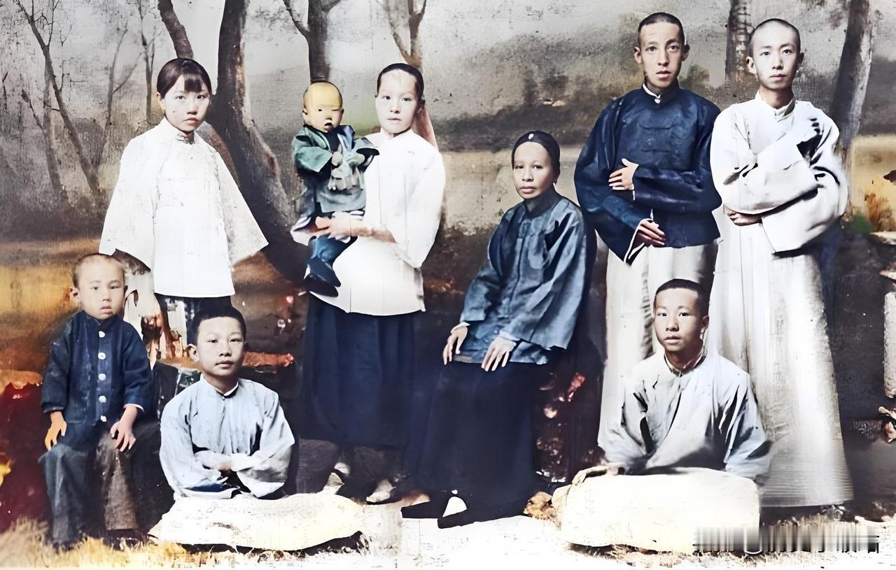 这张1925年的聂耳全家合影，定格了人民音乐家13岁时的珍贵瞬间。前排左二席地而