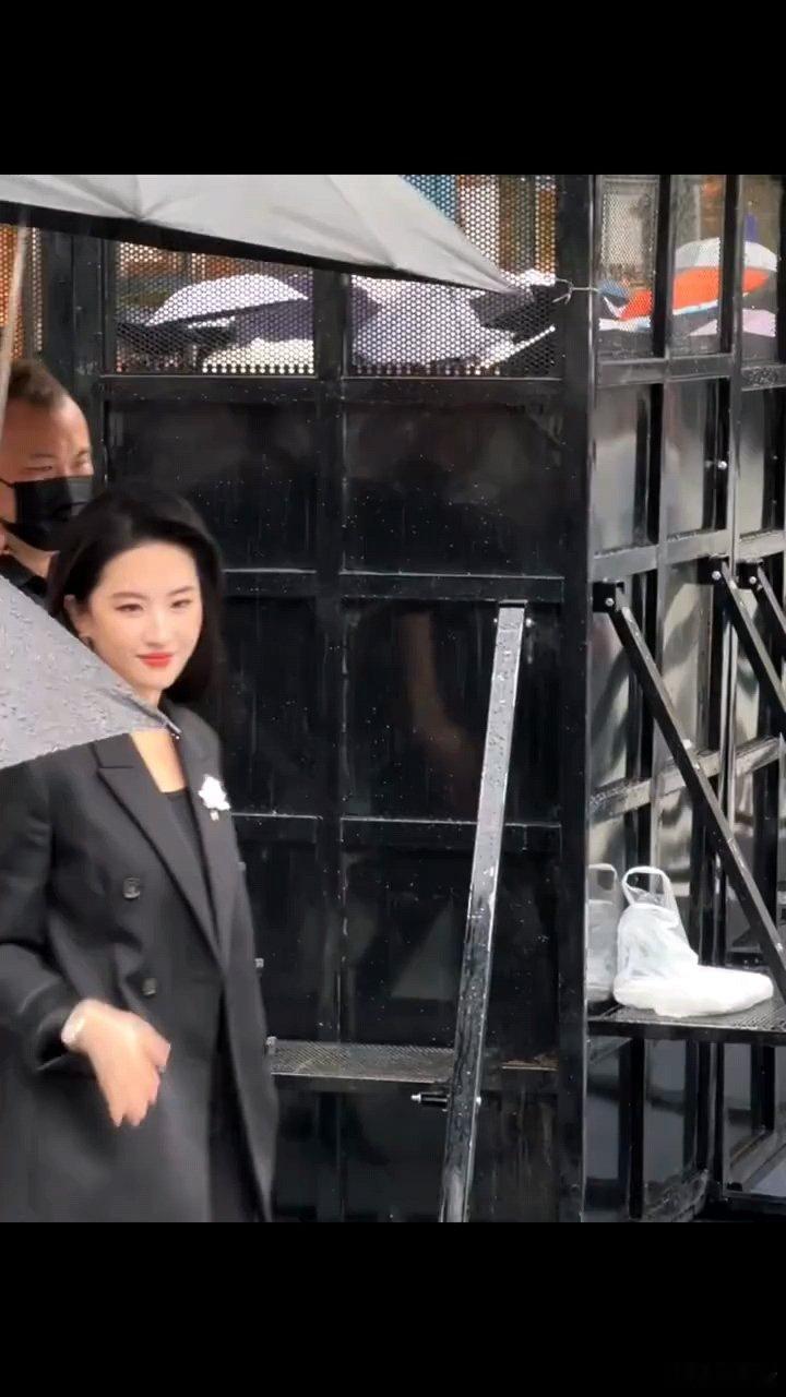 刘亦菲黑西装好多人在大雨里等了好久啊，也是不负等待 