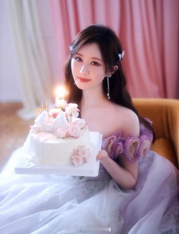 舒畅的身材还挺好，曾经也算得上最美童星，古装第一美女，如今都无戏可拍，跑去直播，