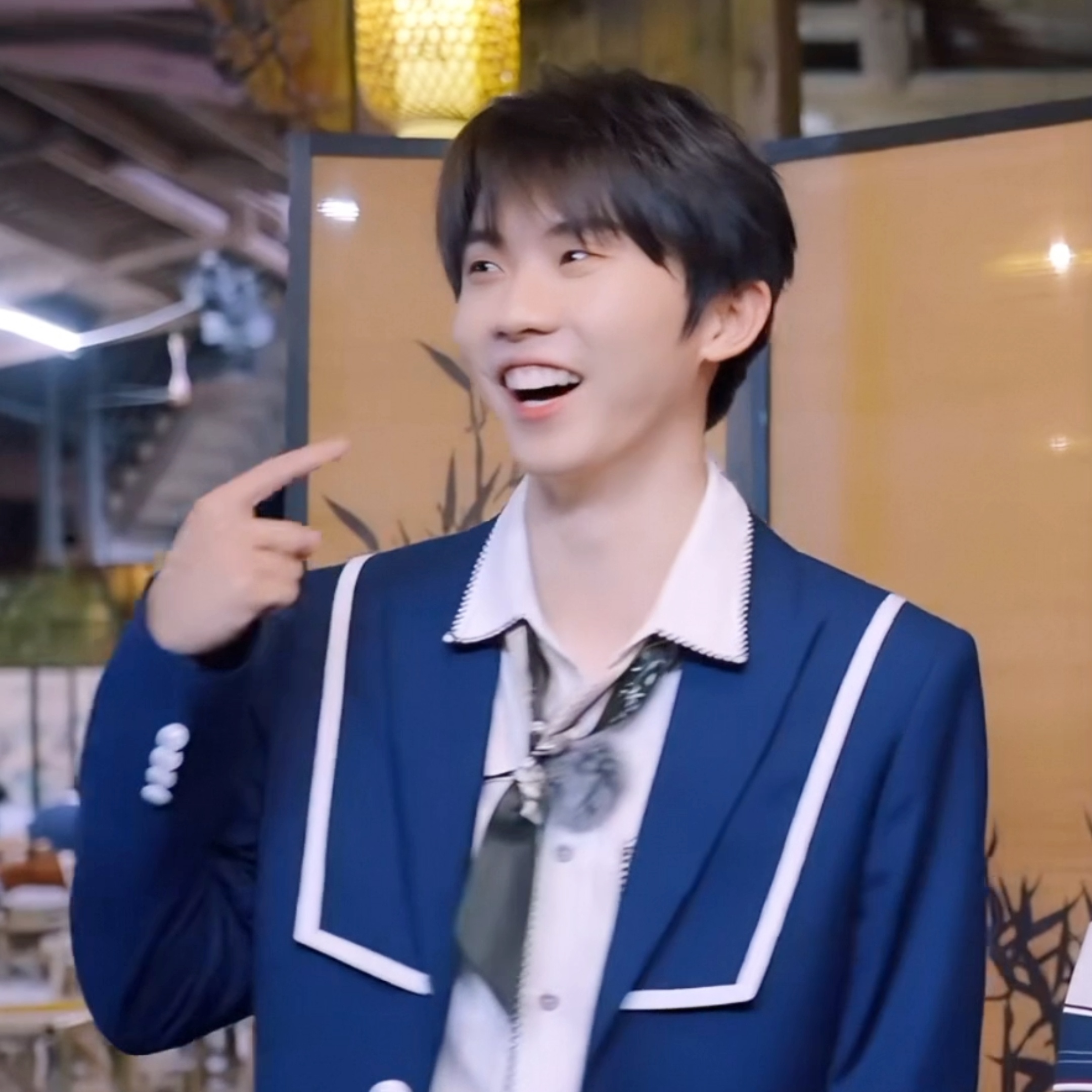 “为啥是我～”没有人会不愿意给这个眼睛亮亮的小男孩发好人卡吧🥺 