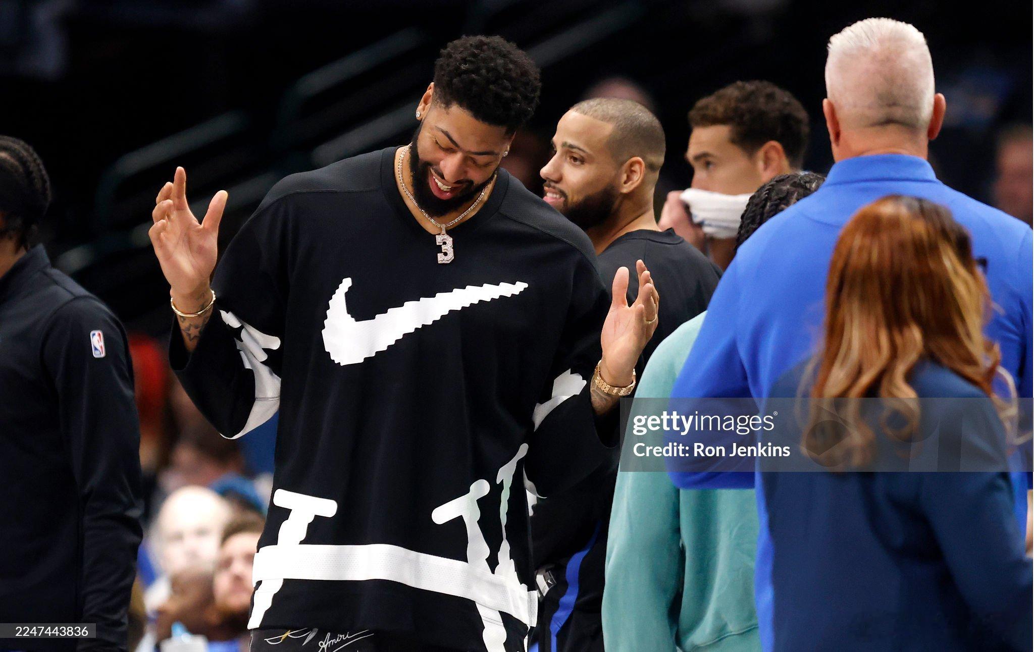 基德在赛前接受采访。“戴维斯的情况持续好转，正在努力恢复。我们预计他本周会参加训