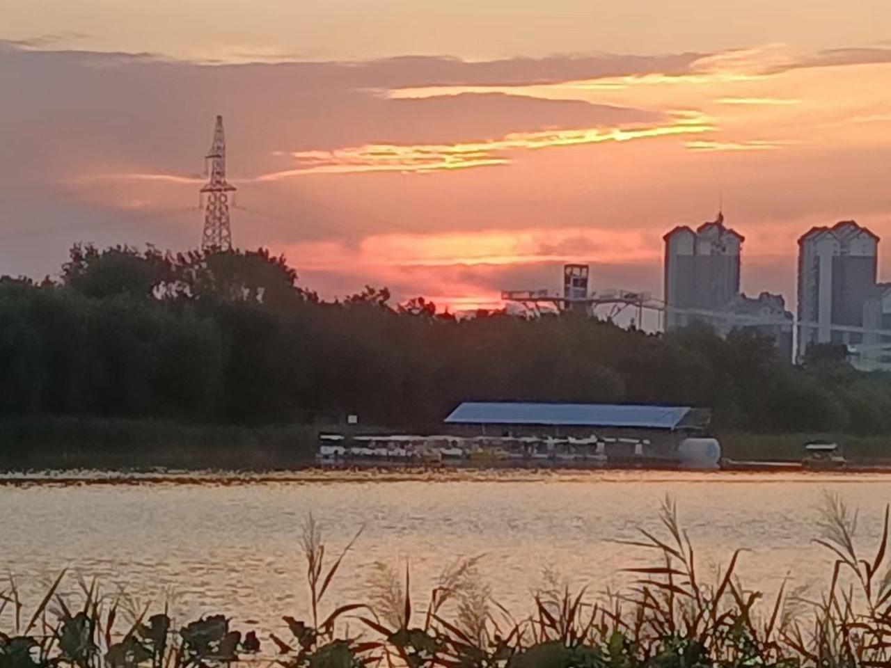 今晚喝了很多酒，一个人坐了很久很久，想了很多事情，低下头眼泪就掉下来了，突然发现