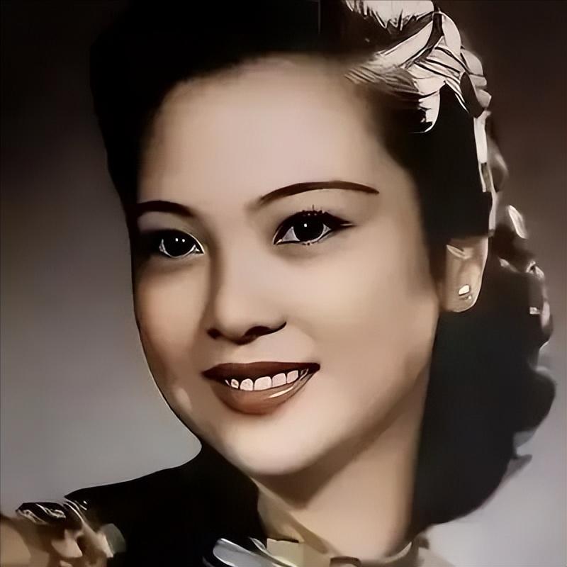 [微风]1938年，41岁戴笠借口加班，把秘书余淑衡，带到了卧房。戴笠递给她一杯