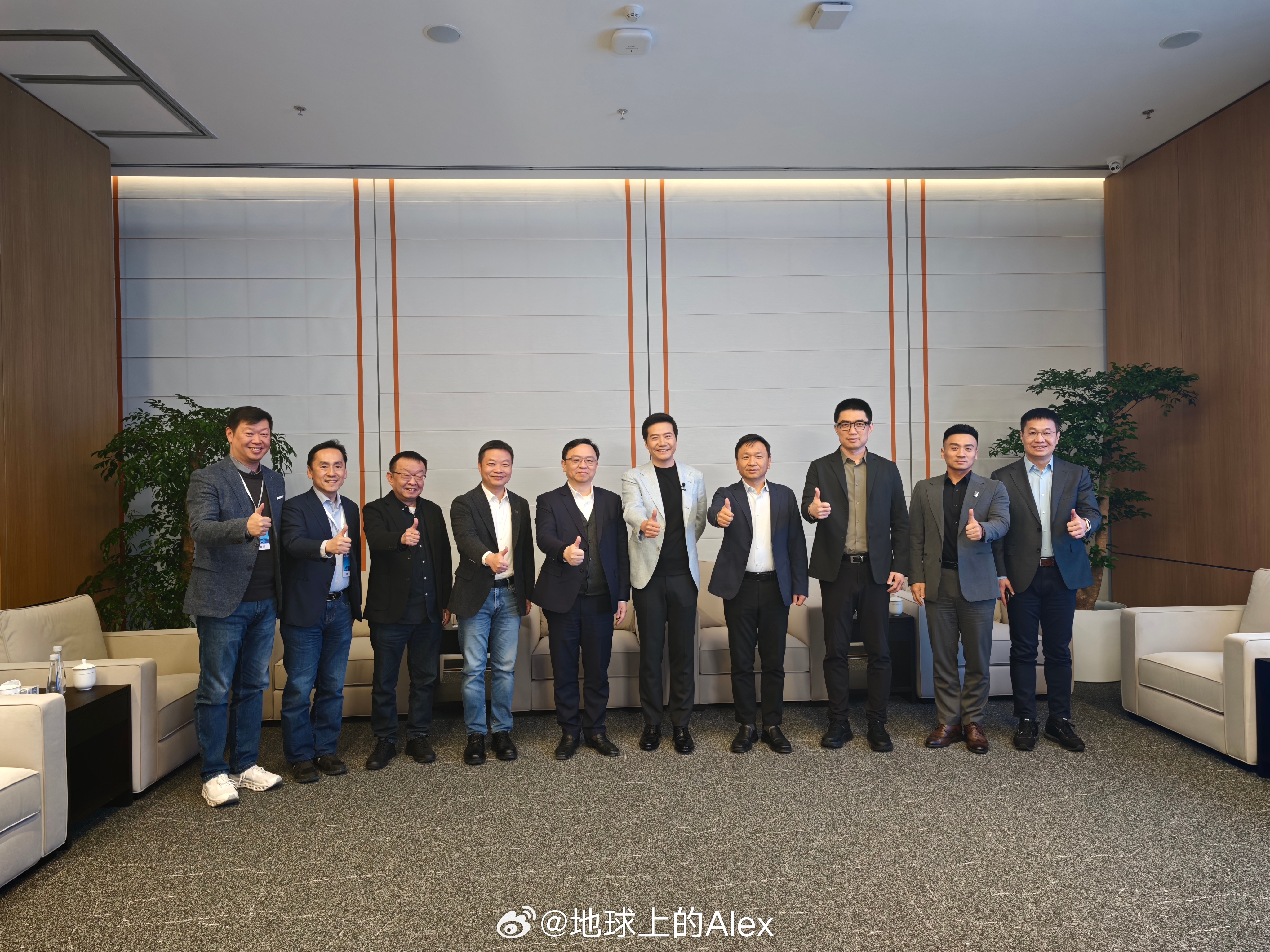 新一代小米SU7发布会前，直接朋友圈聚会阵容极为强大这么和和气气的，除了小米还有