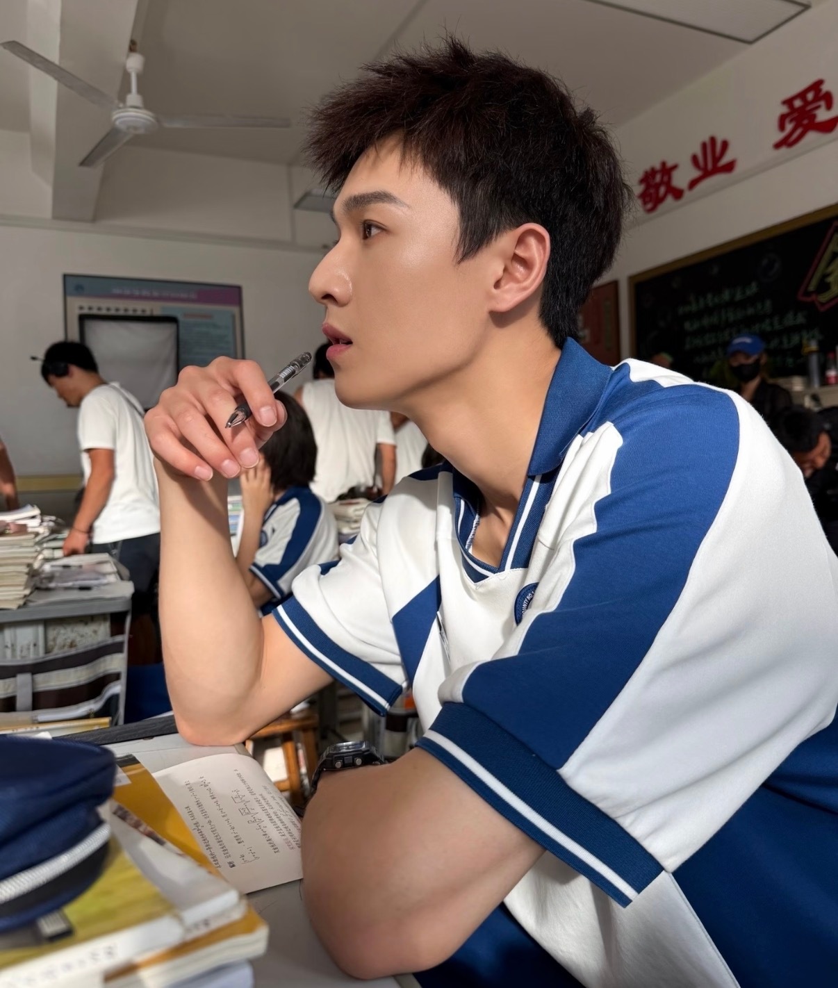 关晓彤告别耀眼晴也 从云端跌落扎扎亭的大小姐，把娇气磨掉，把韧劲长出来。这不是坠