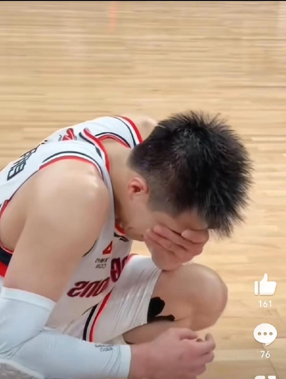 心疼！郭艾伦养伤遭熟人骗近千万，双重打击太虐心
 
CBA球星郭艾伦太惨了！左膝