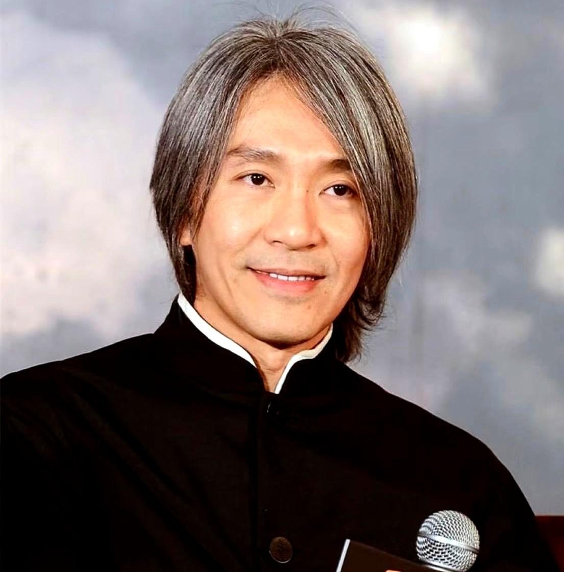 看完功夫女足之后我就知道，周星驰有2个
以前他站在镜头前死磕笑点，现在他躲在监视
