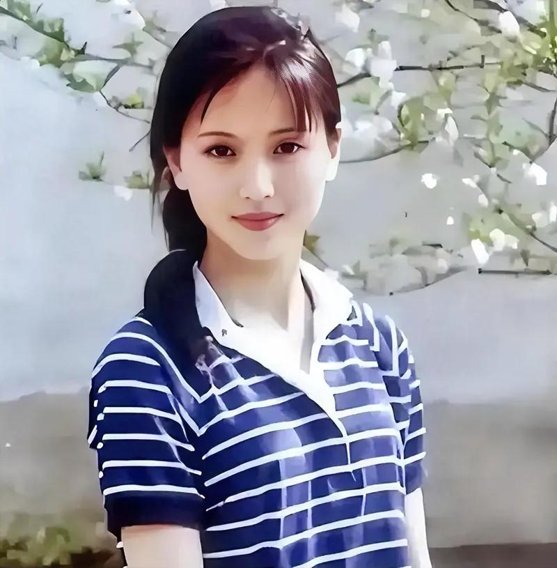 曾经的“小白菜”确实嫩得像一株小白菜。清秀、纯洁、善良的陶慧敏。