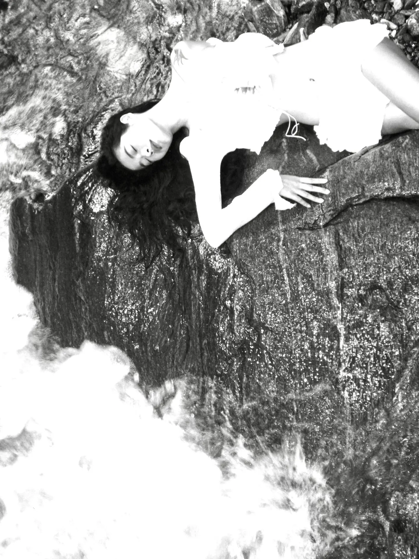 我凭感觉活着 我有许多破绽。