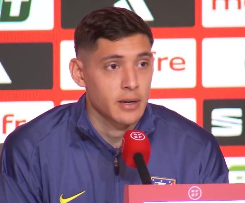 😂😂记者：“西蒙尼让你首发对阵巴萨，这让所有人都感到惊讶。”🎙莫利纳：“说