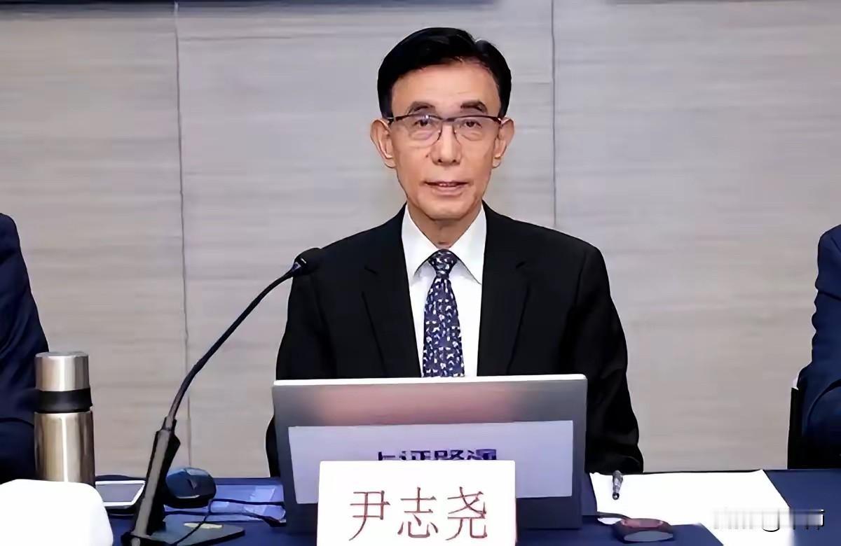 美国卡我们芯片脖子，卡得死死的，结果你猜怎么着？他们那边搞芯片的顶尖专家，一查，