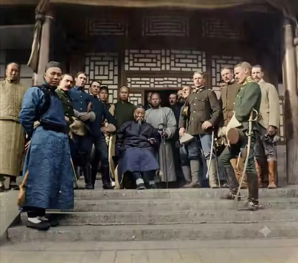 1901年，李鸿章罕见留影，他端坐正中，身旁是长衫随从与外国军官 