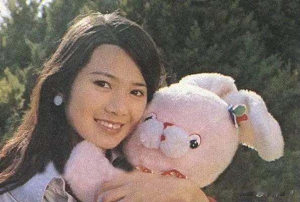 抱玩偶的女演员们
李芸、龚雪、陶慧敏、张瑜、茹萍、陈红、傅艺伟、许晴、剧雪、张弘