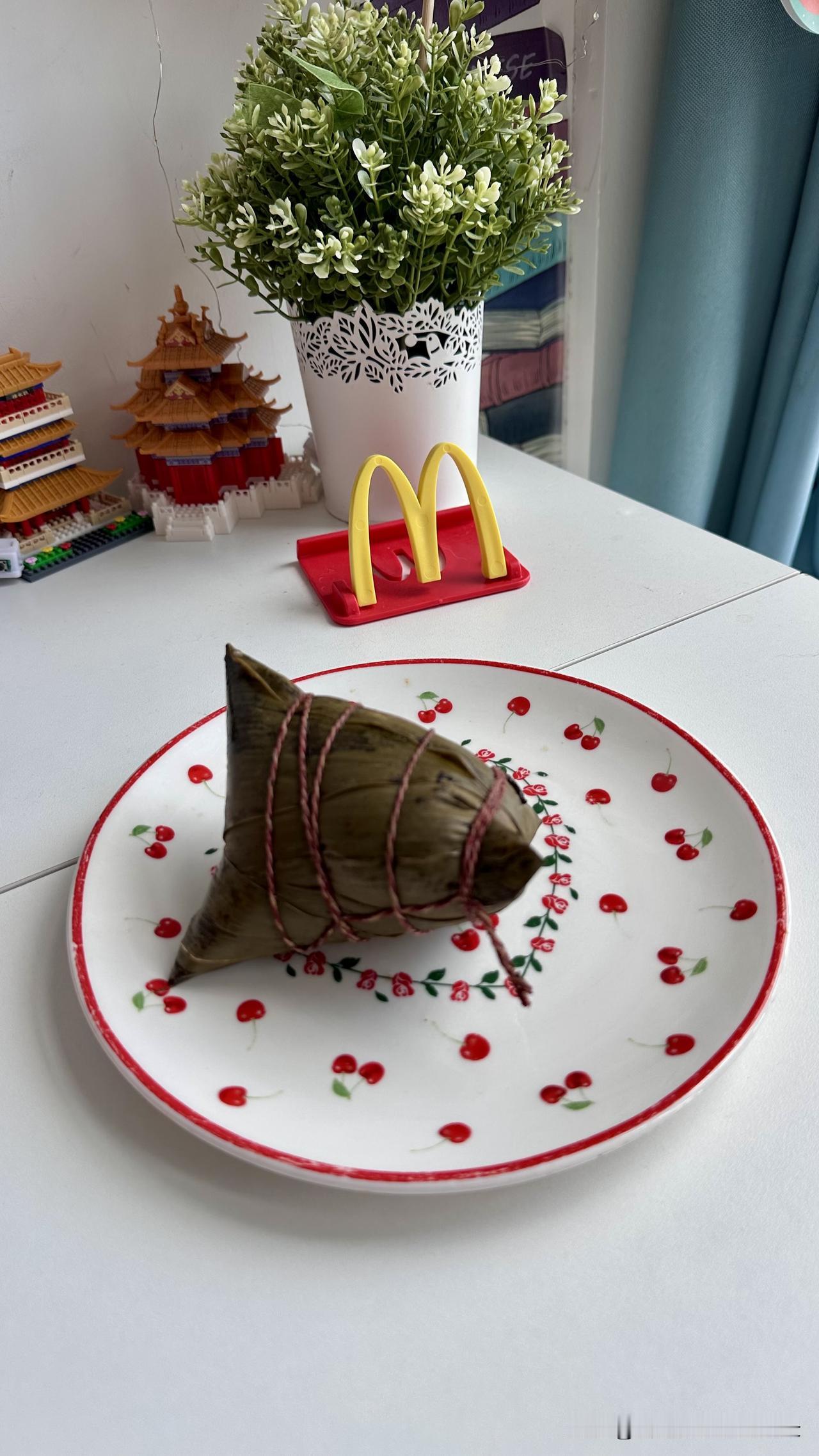 台北人在苏州，昨天到老城区的葑门横街，买了颇负盛名的苏式肉粽。老实说，我一直因为