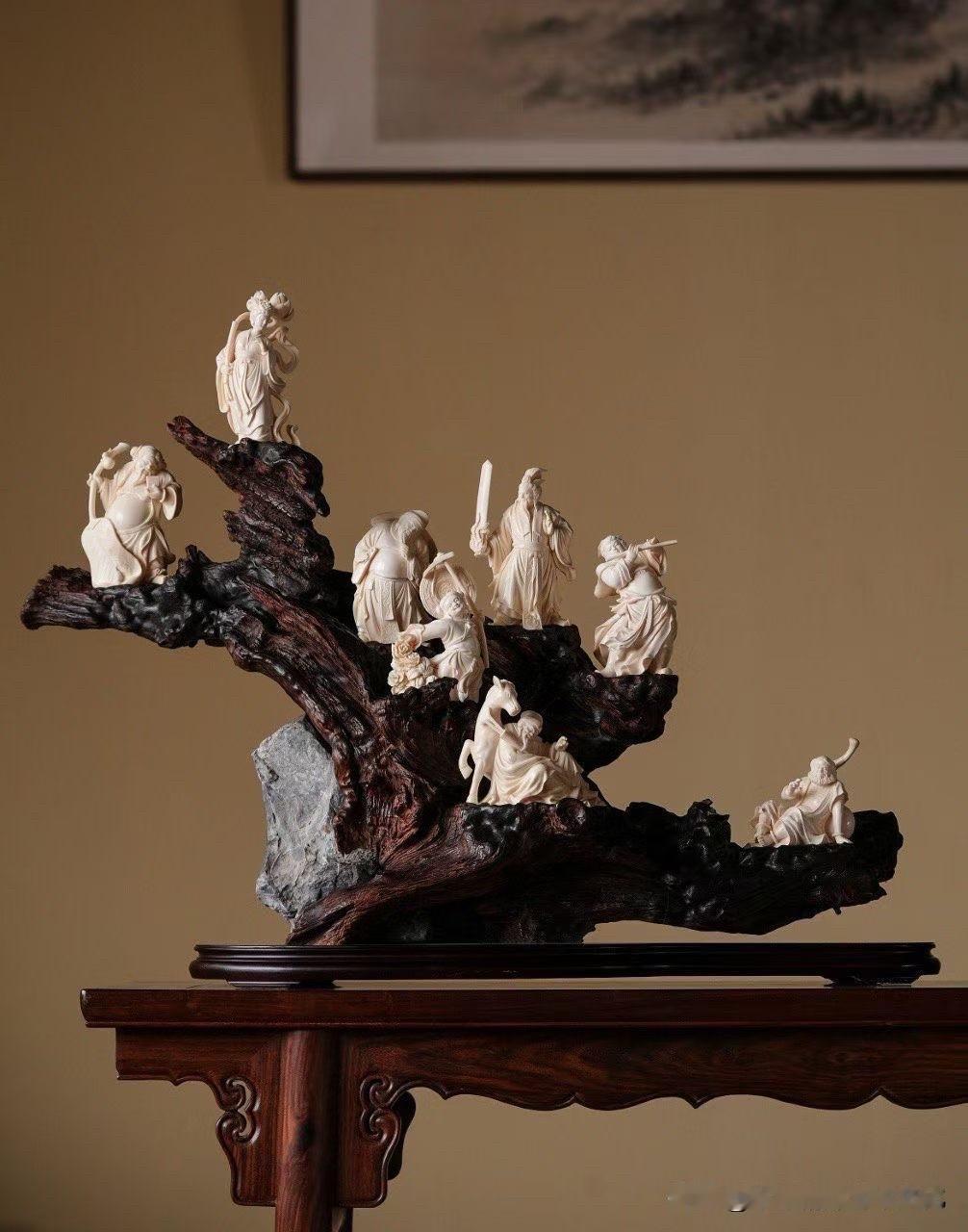案上一方蓬莱，八仙各展风姿。

铁拐踏葫芦，钟离执扇，洞宾负剑，八位仙人姿态各异