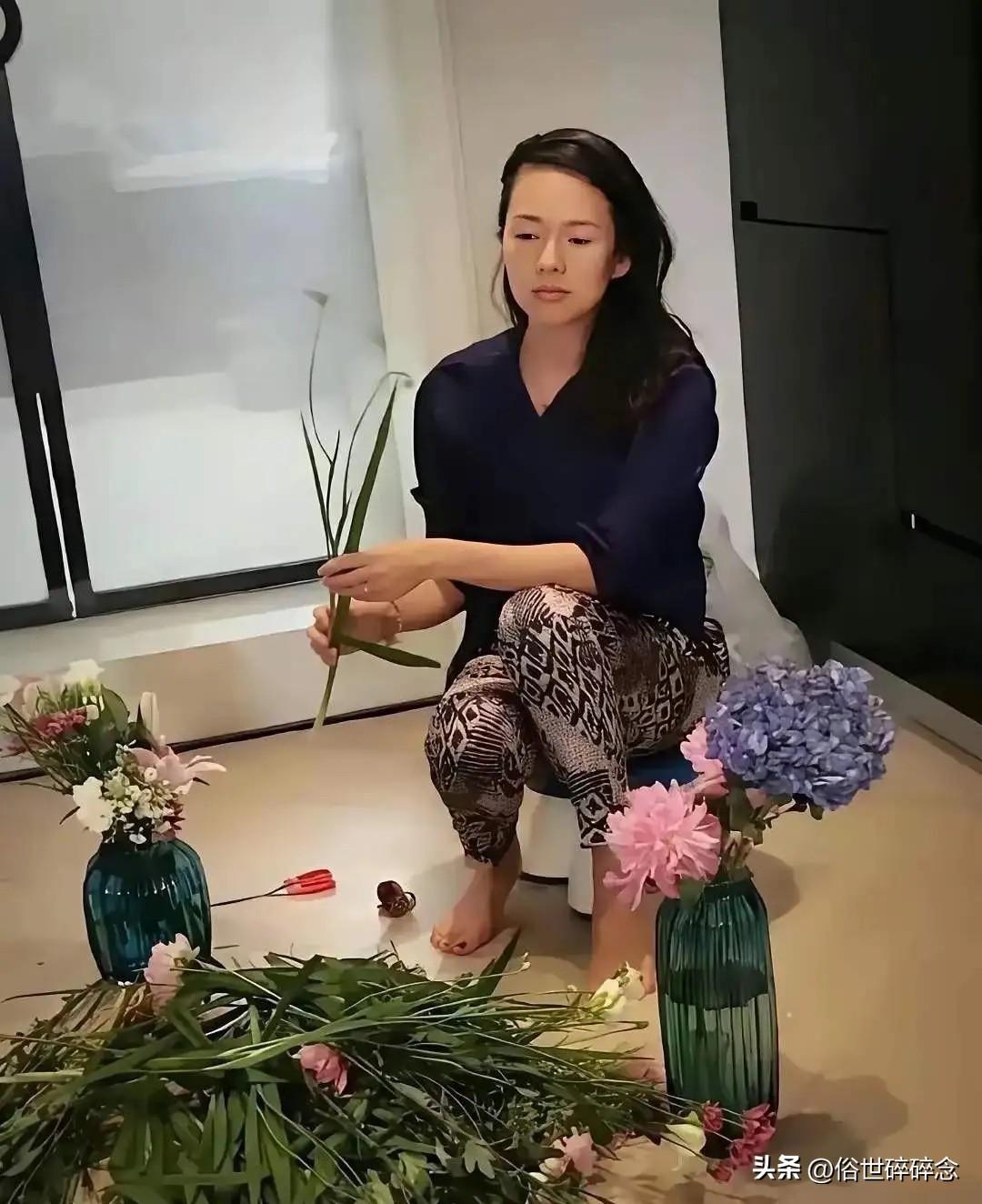 蹲家插花神情低落，难道这就是汪峰执意选择离婚的原因？
居家抓拍的章子怡褪去红毯耀