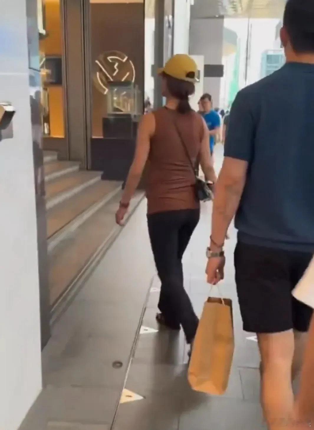 杨采钰挺孕肚出街 又有网友偶遇杨采钰啦！这次现身香港中环街头的她，身着咖色背心搭