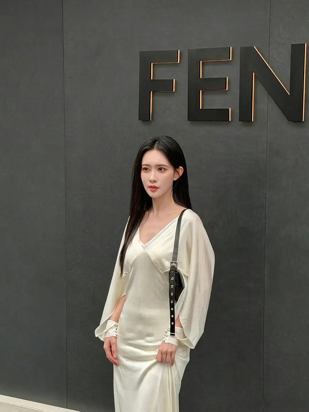 孟子义出席了Fendi活动，这也太美了吧，感觉孟姐好小的一只