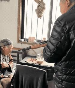 奶奶最怕这玩意，不然不肯吃饭。