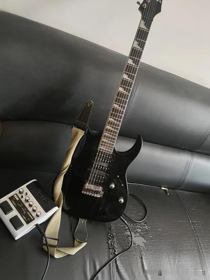 你觉得自己现在的生活状态幸福吗?很幸福。
有喜欢的乐器在手，每天坚持练习，心有归