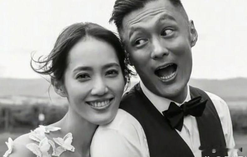 当年余文乐结婚，做豪门女婿，谁最“不开心”？好兄弟彭于晏差点“大闹”婚礼。
彭于