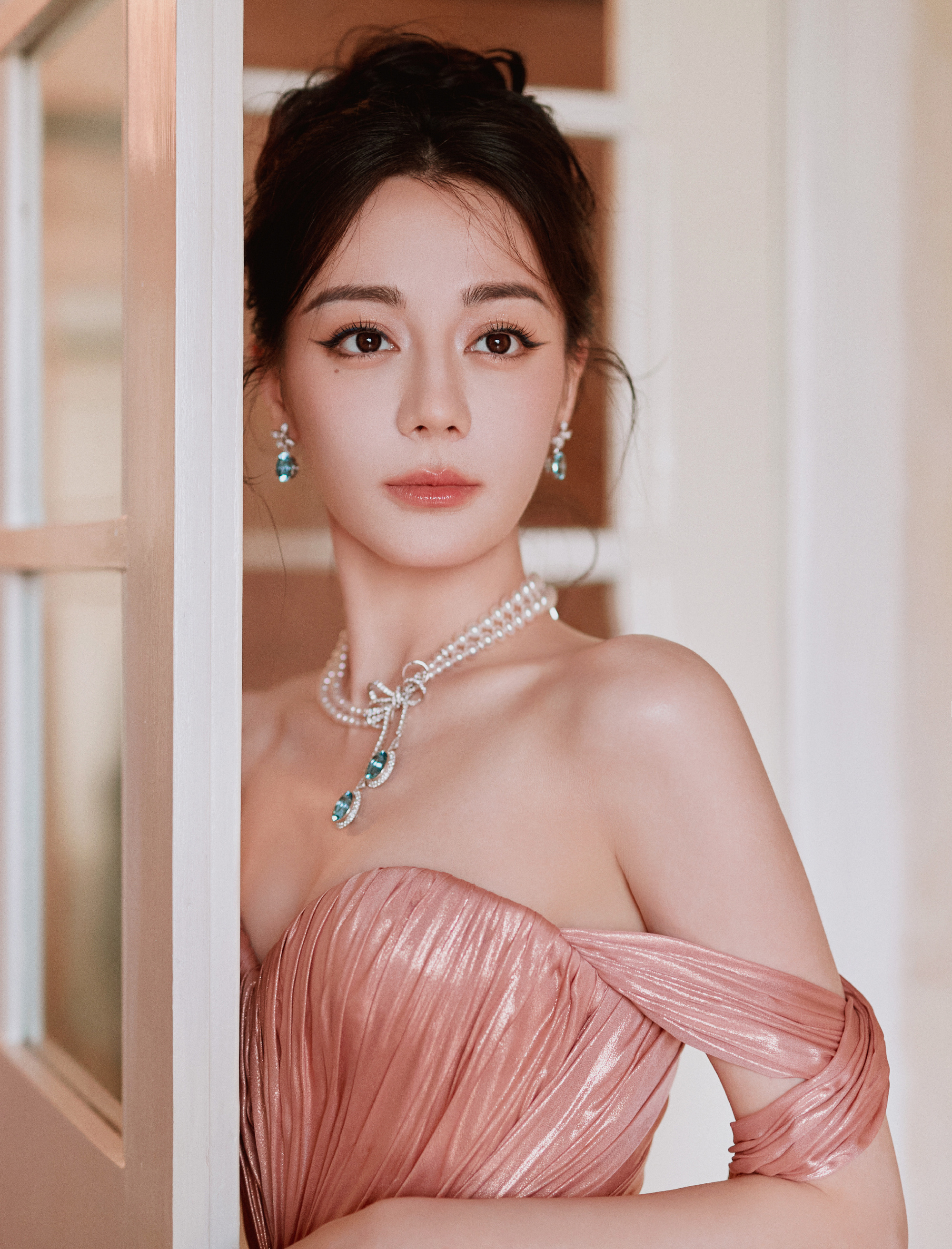 迪丽热巴抹胸裙妆造，魅力舒展，大气迷人 ​​​