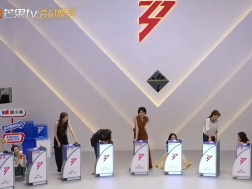 李心洁撤回一个爆灯李心洁手误给者来女爆灯，尴尬而又不失礼貌的微笑，默默撤回了一个