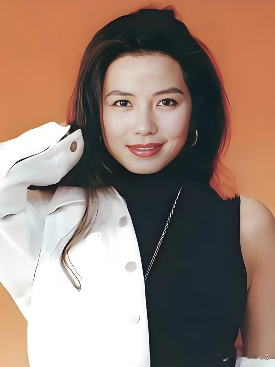 她是港圈公认的“红姑”，眉眼明艳似盛放玫瑰，气质天然舒展不矫揉，那份浸着旧时光烟