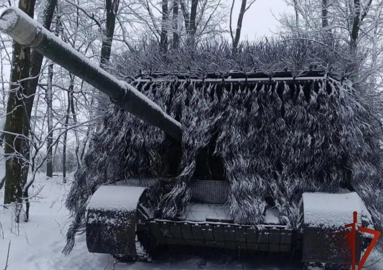 如果不是正面照，谁能知道这个草垛一样的东西竟然是俄军T-72B3M主战坦克。
俄