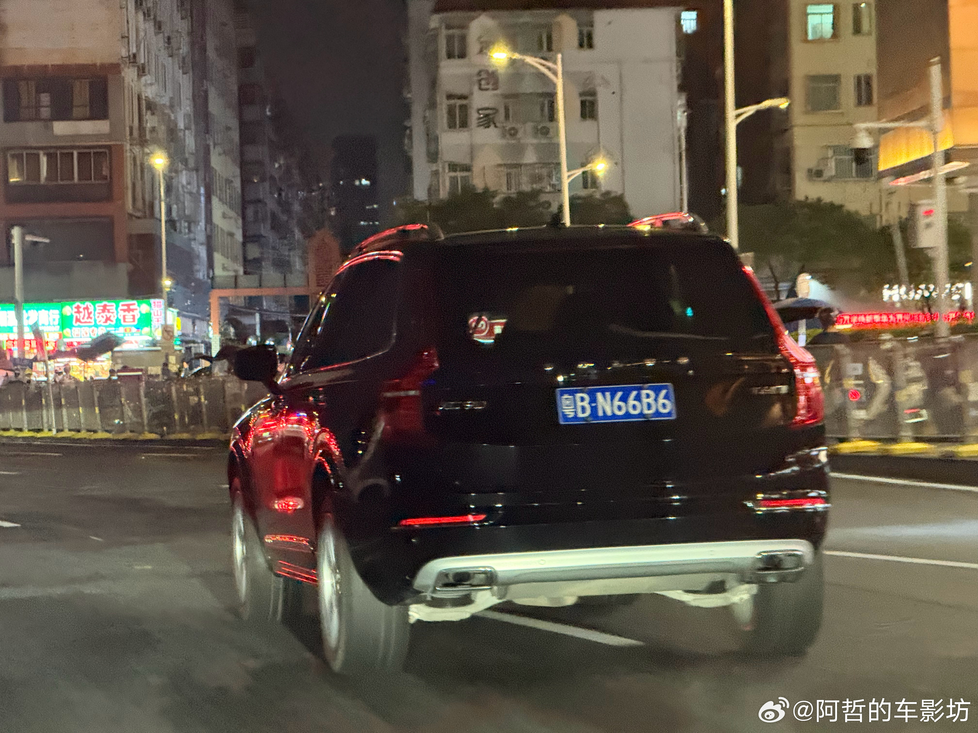 为什么每次晚上开车路上总会见到几个不开灯的车自动大灯都不知道推出多少年了到了晚上