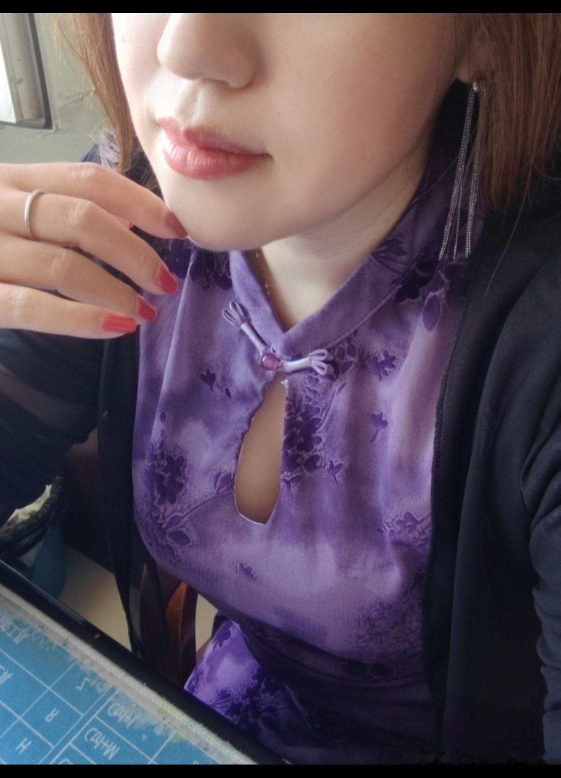 女领导找我谈完工作，就开始低头写东西，过了半个多小时，她抬起头发现我还没有走。