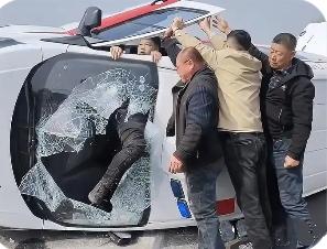震撼！120翻车5人被困，过路大哥徒手破窗救人，这一幕看哭了。
 
3月23日，