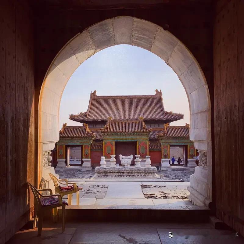 看到“昔年匹马闯天下”这个上联，我脑海里就开始琢磨下联。对联讲究对仗工整，“昔年