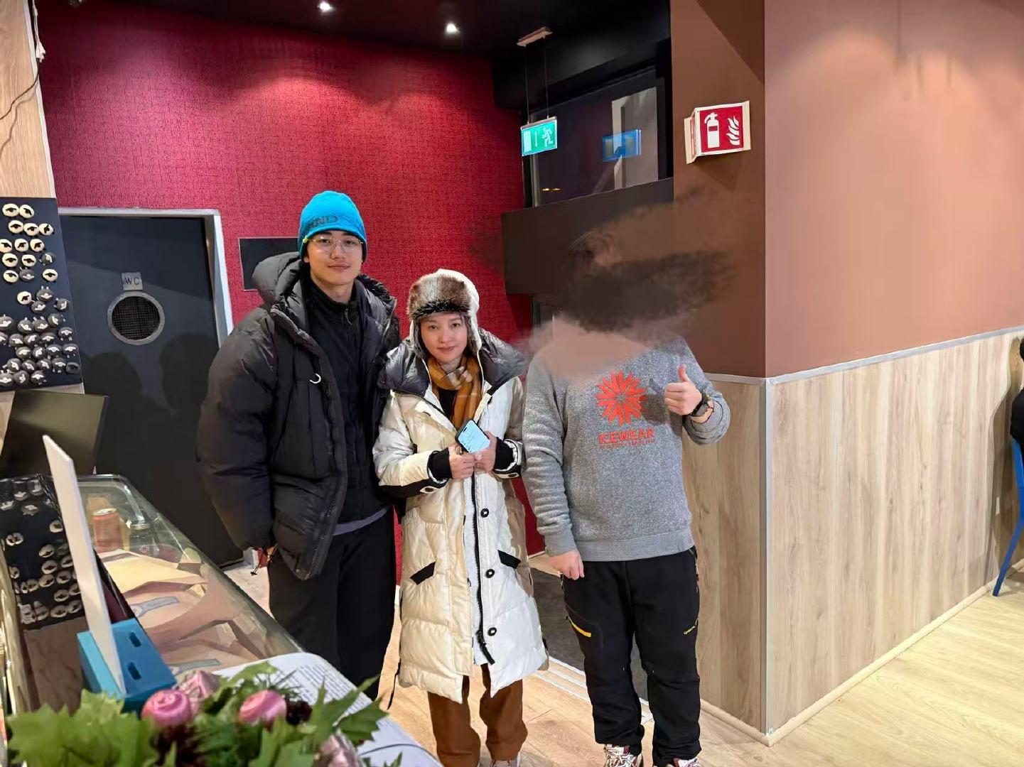 冰岛偶遇金莎孙丞潇金莎孙丞潇冰岛用餐 12月25日，有冰岛餐厅老板发文看到发布的