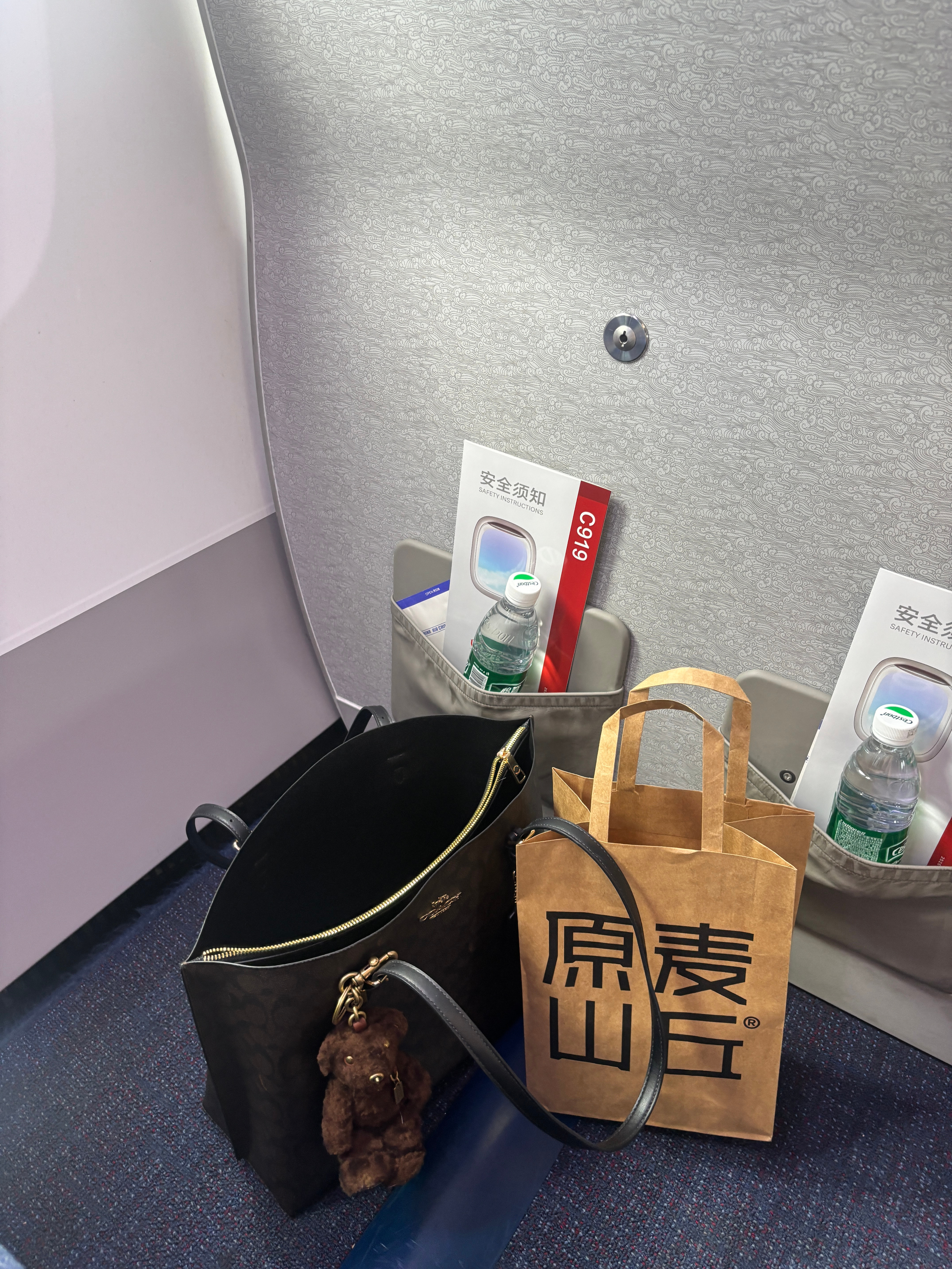 老铁们我今天好人有好报，日行一善了，绝对真实：今天我去坐飞机，我本来想线上值机，