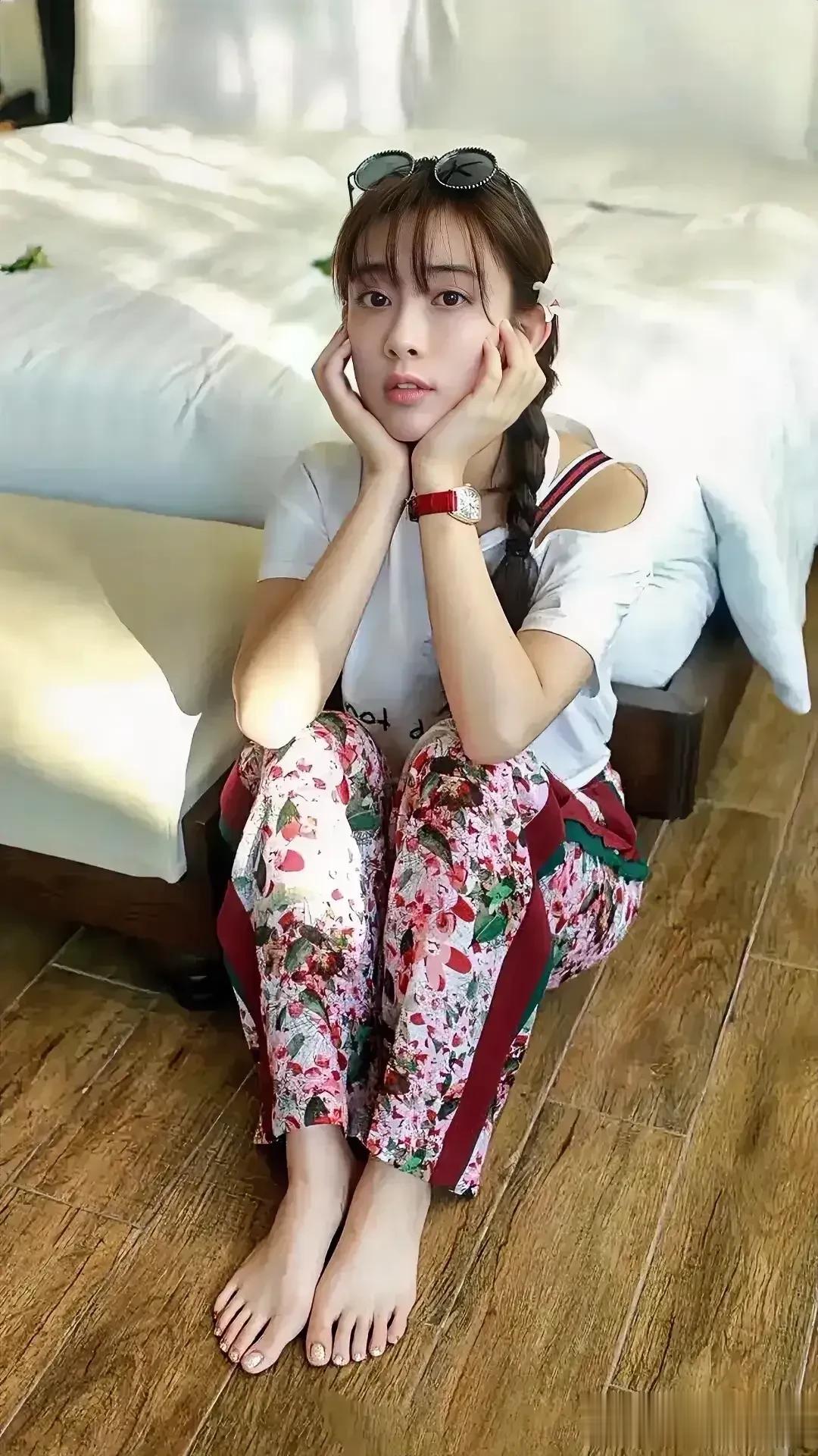 这张照片火了，在于女主人的打扮和拍摄的角度。

照片活生生的把大长腿拍成了萝卜裤