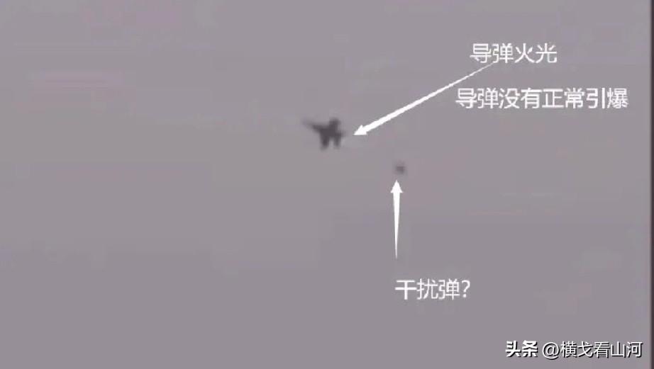 F18被击中

从视频看导弹追逐并击中了F18尾部，但是导弹没炸，飞机可能是林肯