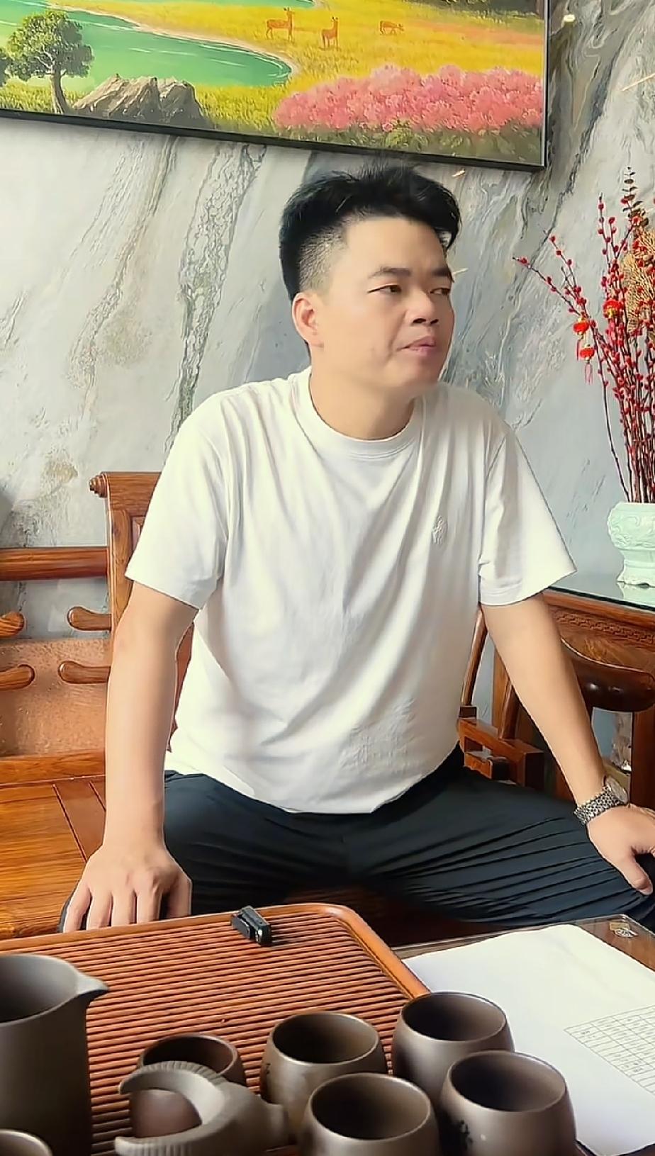 三和公司嘴哥今天说，自己好久没有来到阿豪与蓉儿的建房工地。网上有不少粉丝心存顾虑