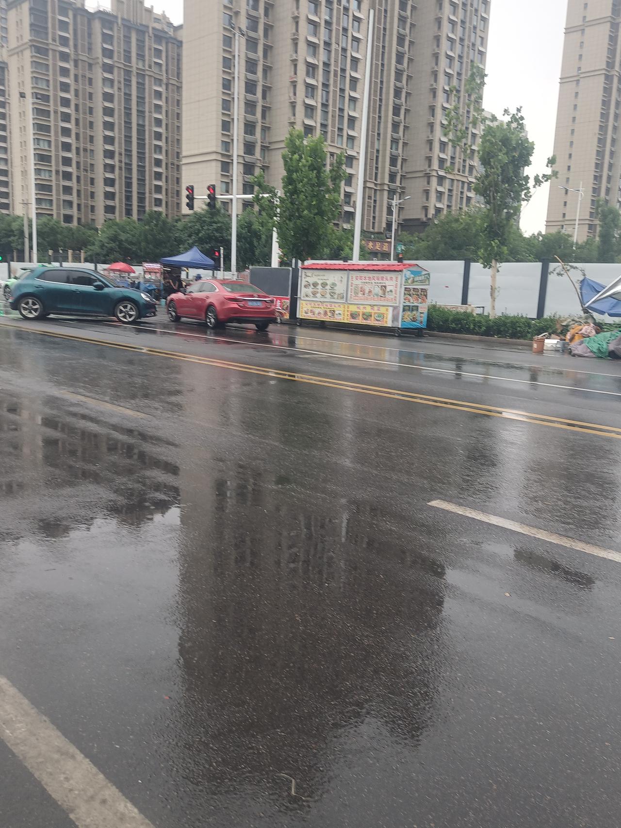 小区南门的十字路口，一辆欧拉电车斜着停在了斑马线南边，方向呈东南西北，正好挡住了