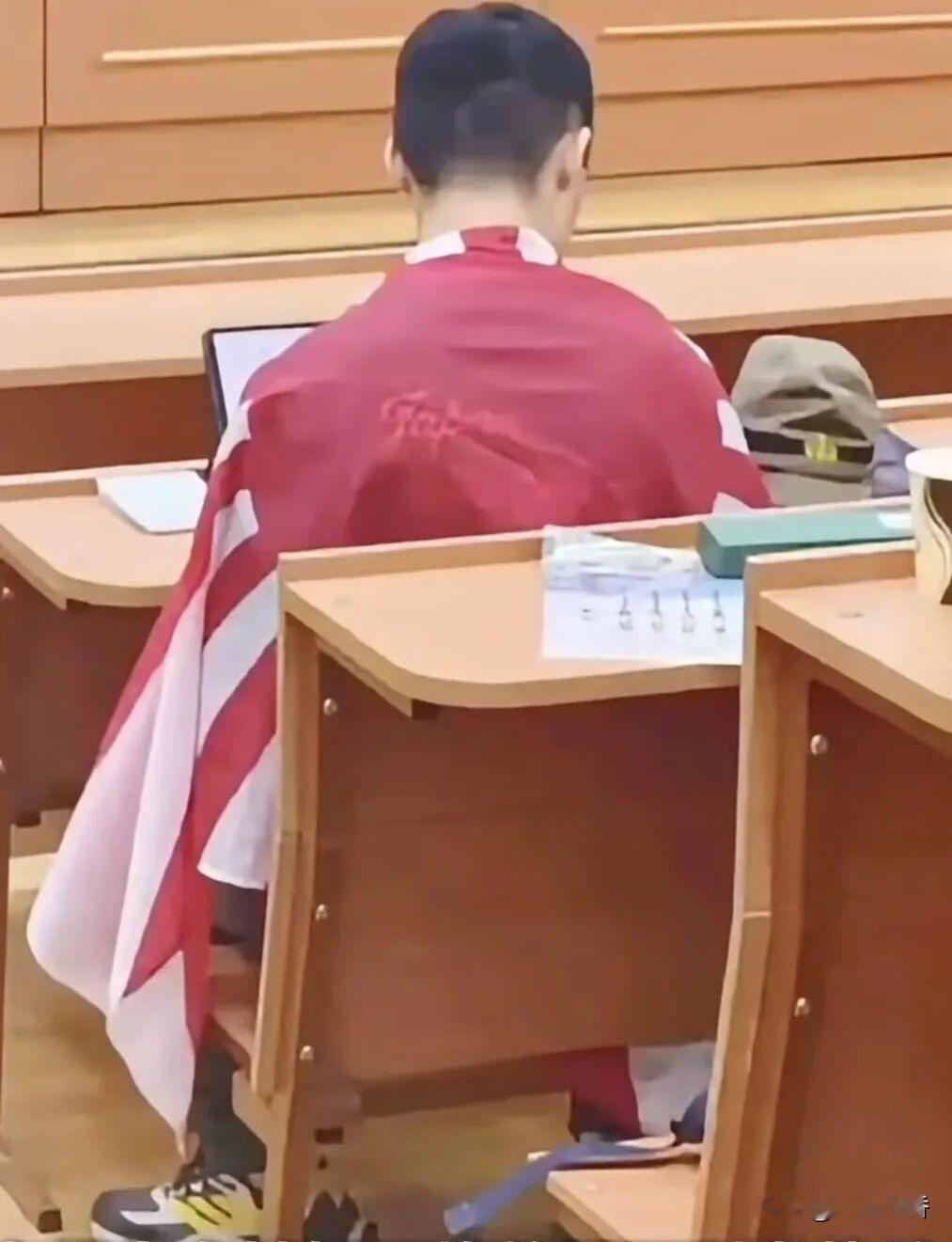 如何看待中国留学生身披旭日旗上课事件
 
中国留学生身披旭日旗进入课堂，绝非个性