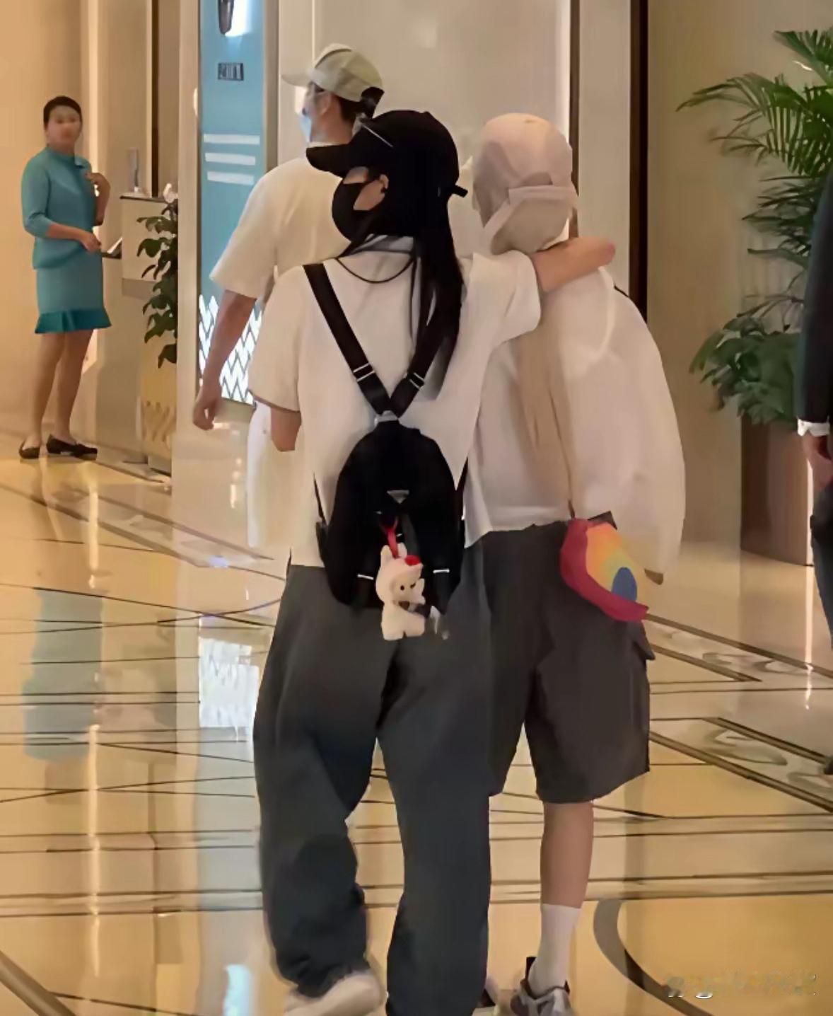 白鹿和宋雨琦澳门勾肩搭背一起逛街 ​​​
