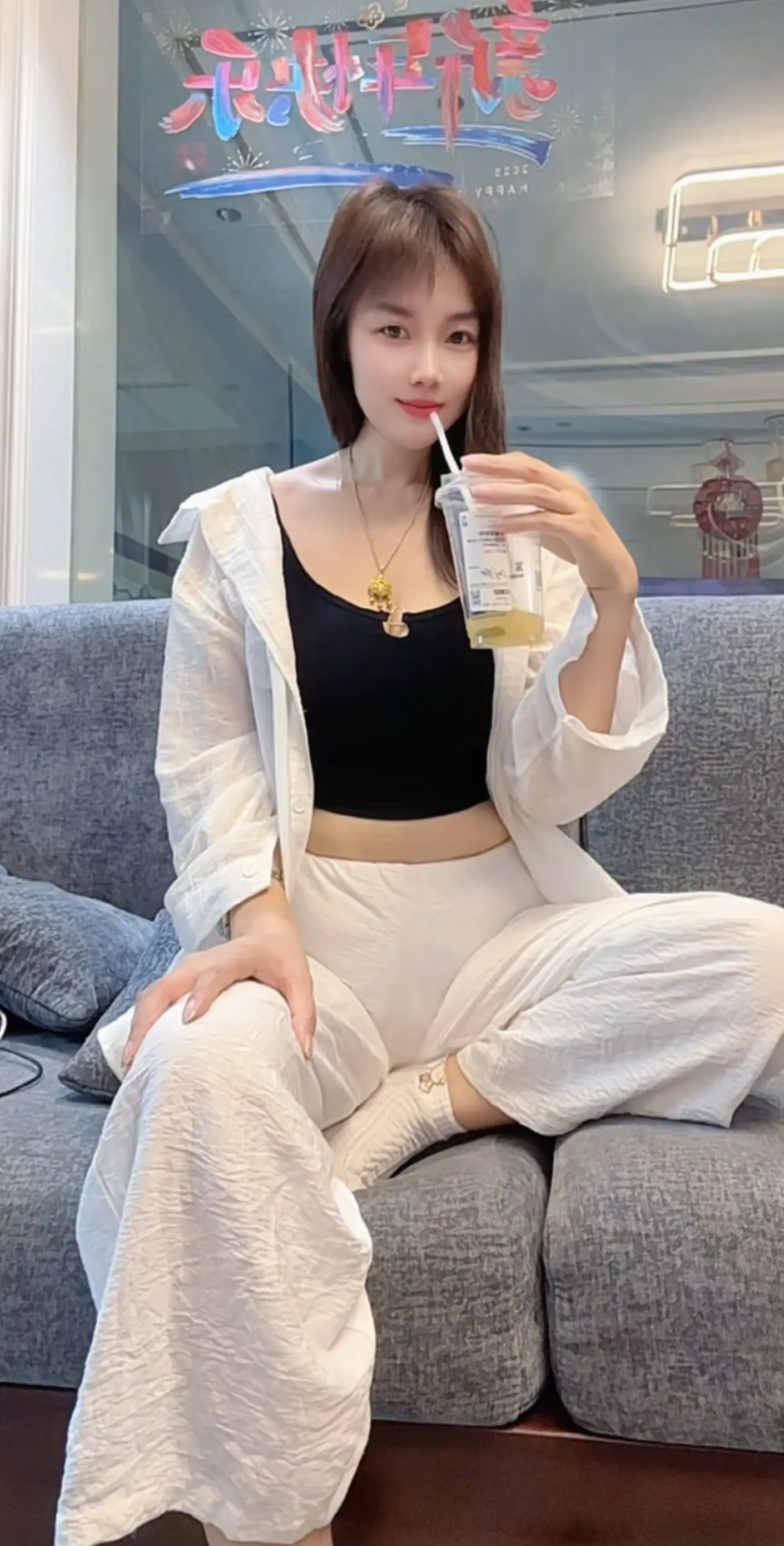 任何关系，任何人，任何感情都不过是相识一场.有心者有所累，无心者无所谓...