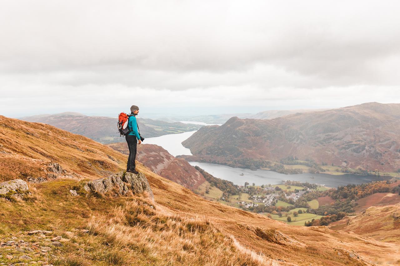 以为徒步蹭饭是浪漫挑战，实则是把他人善意当免费筹码。近日女子以“零元生存”为由向