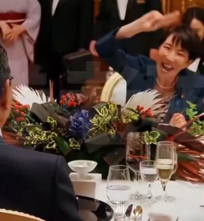 高市早苗真的是政客吗？
         以前看着她和懂王勾肩搭背就觉得那画面太