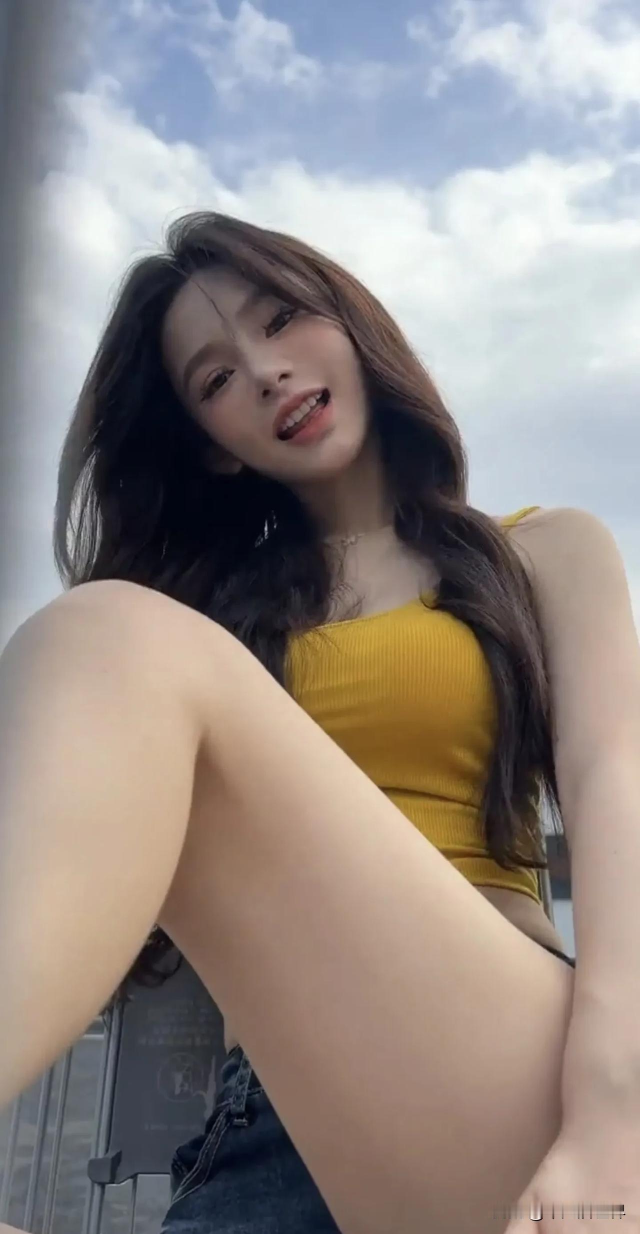 妙龄女子坐购物车，婀娜多姿显妩媚。