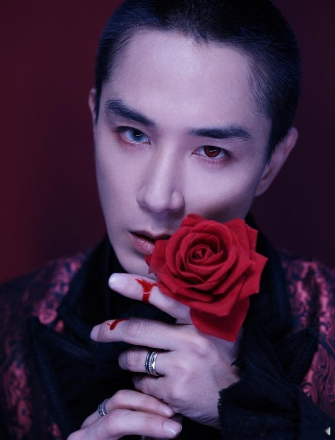 吸血鬼男主本子快给李承铉递上披荆斩棘看李承铉披荆斩棘舞台，异瞳+中世纪华服，简直