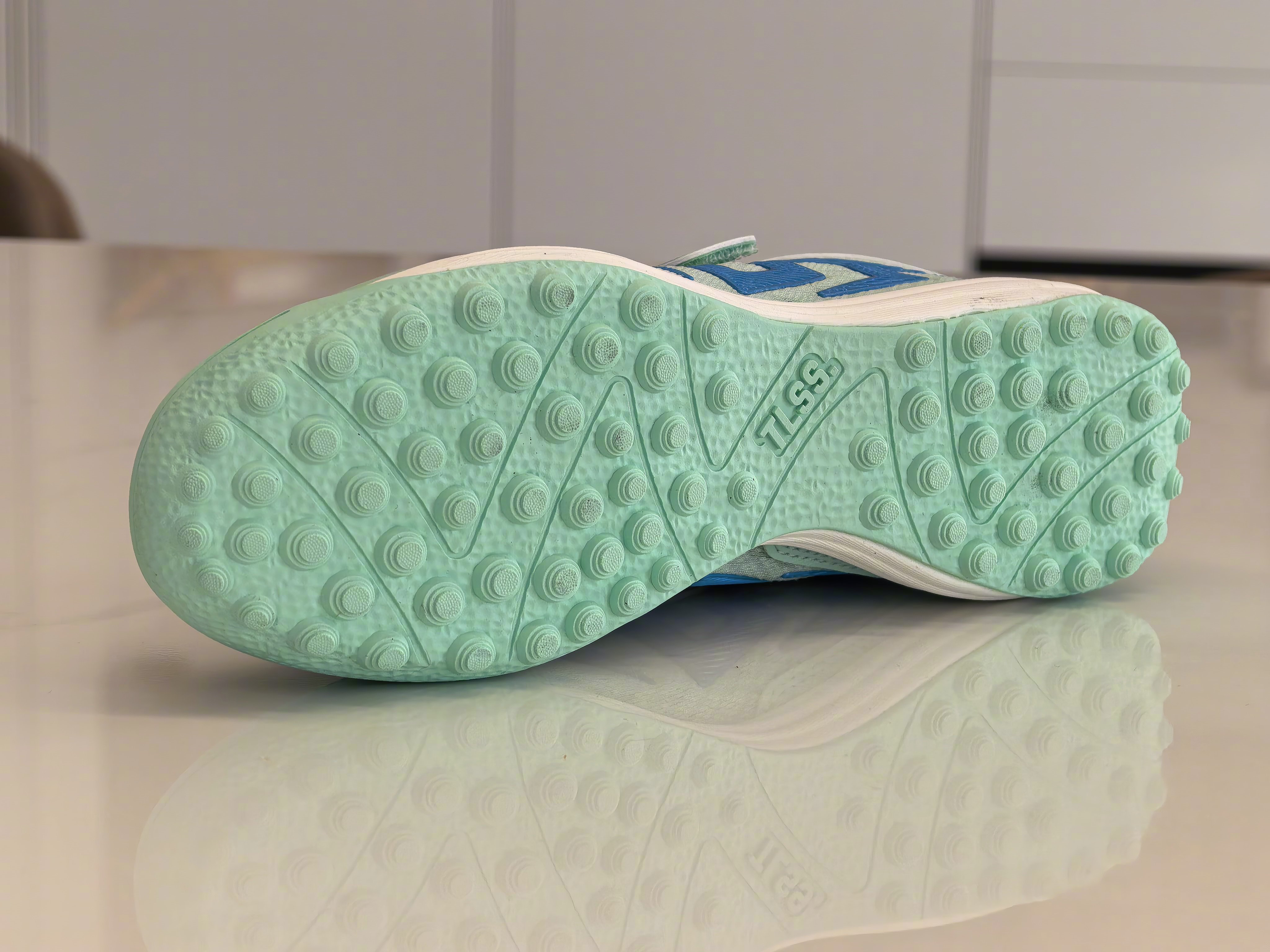 这个儿童足球鞋不错，核心理念是减震，这款也不贵。TLSS是国产精品足球鞋，很多顶