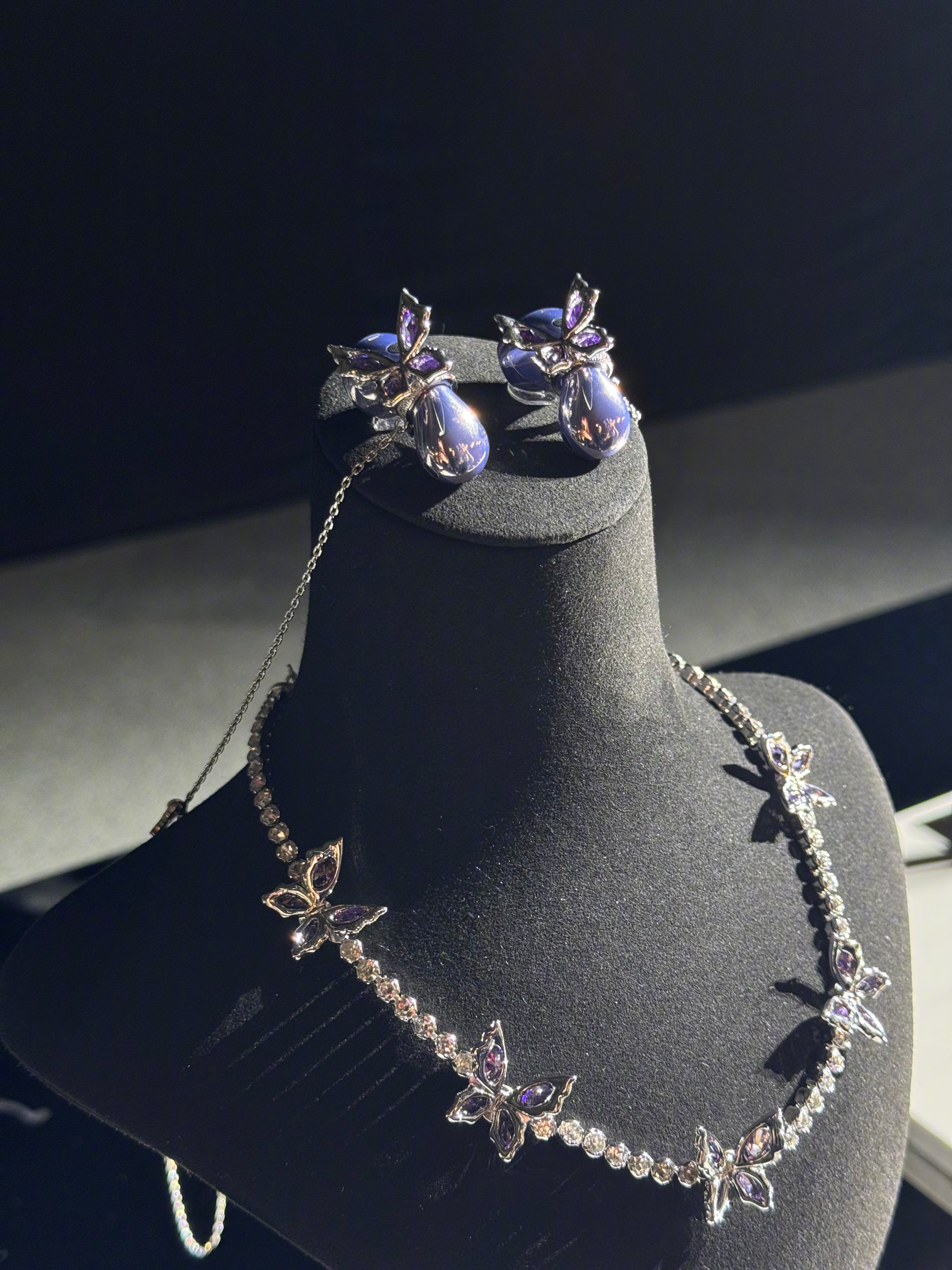 华为耳机成新型电子配饰 很开心在华为发布会现场获得了DIY耳机的全新体验！华为耳