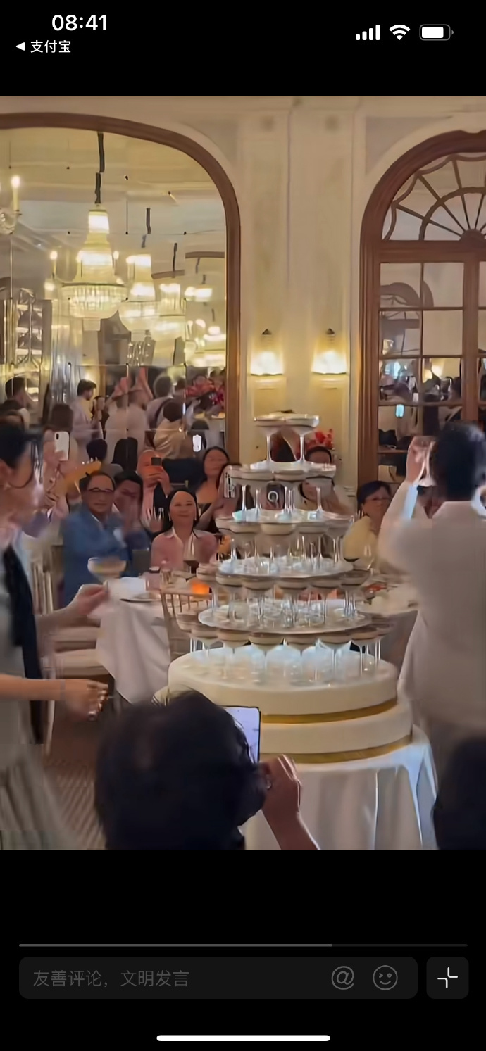 奚梦瑶拿蛋糕这个动作 奚梦瑶真的时刻很大气啊 ​​​