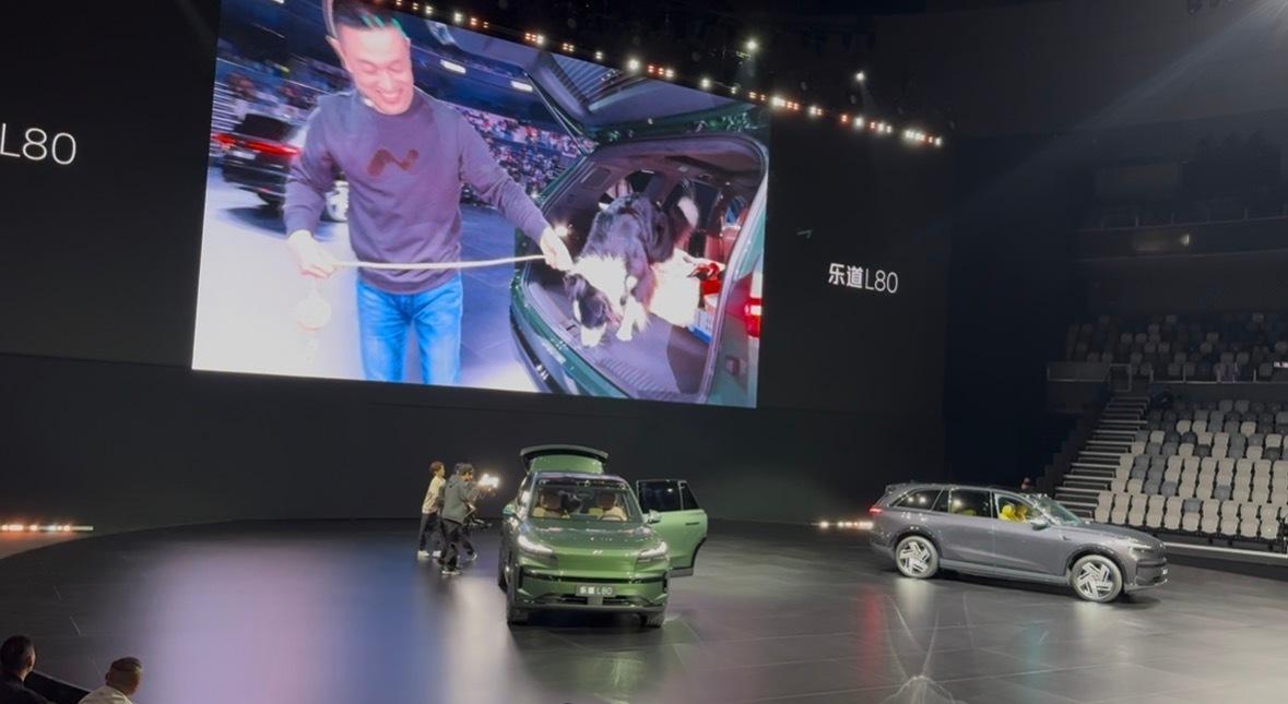 中国大五座SUV空间奇迹乐道汽车李斌L80发布会做饭遛狗铺床  这个价格，太狠了